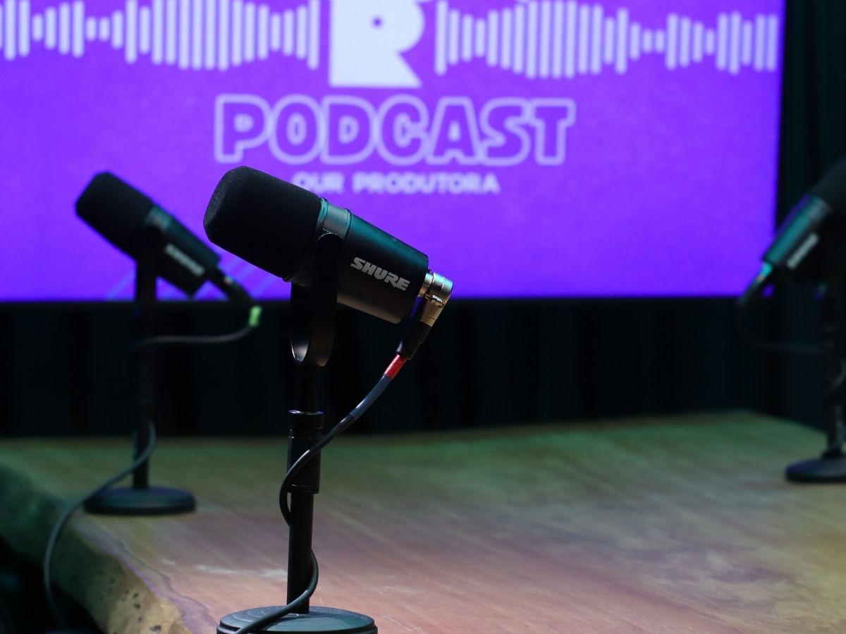 Microfones em estúdio de podcast da Our Produtora