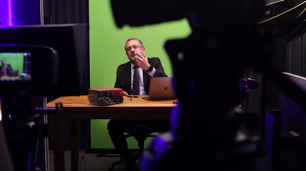 Gravação de vídeo com fundo verde e câmera no estúdio da Our Produtora, em São Paulo