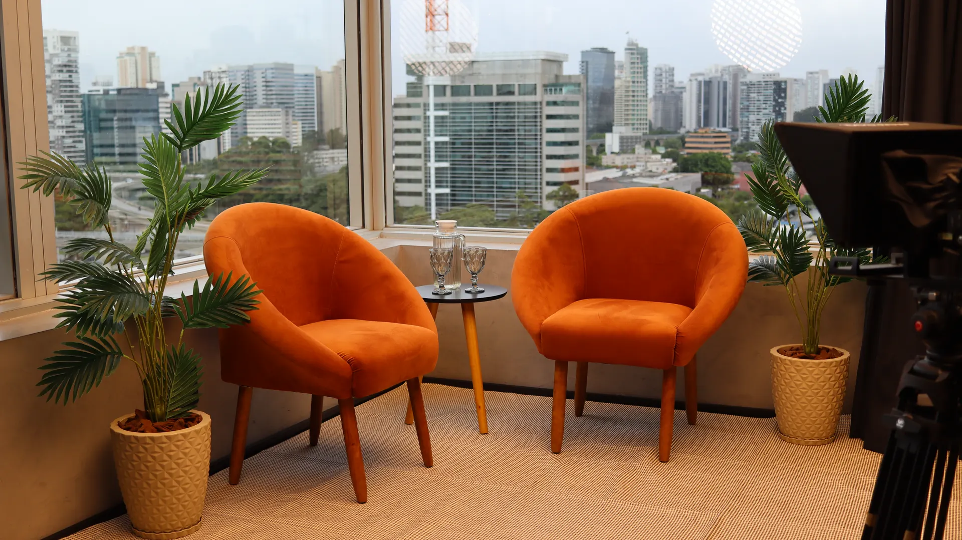 Cenário 2 - Poltronas laranjas com vista da Ponte Estaiada