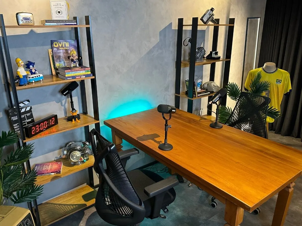 Cenário 3 - Estúdio de podcast com decoração autoral