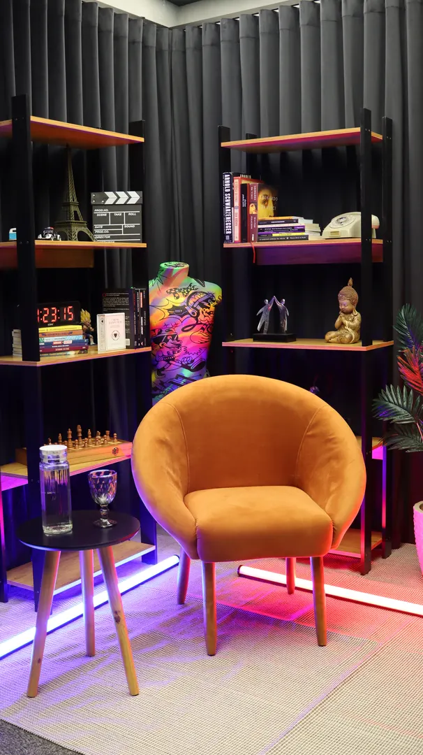 Cenário 5 - Estante decorada com iluminação LED